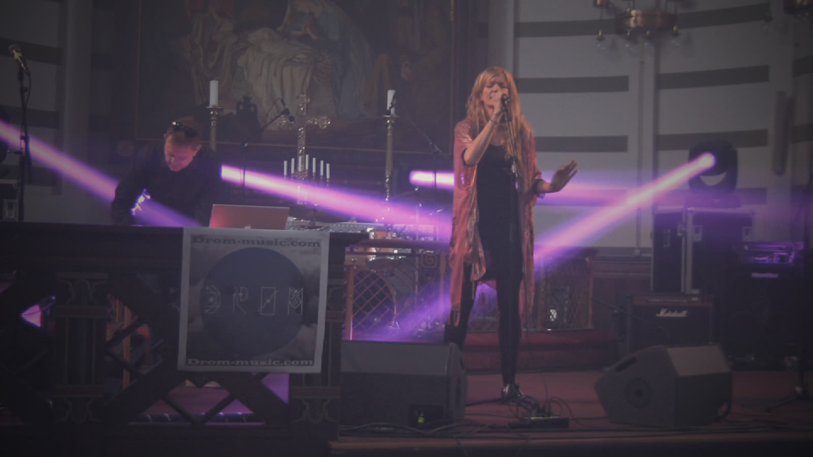 Drøm live: Sophie singing under purple light, Jonny at the desk
